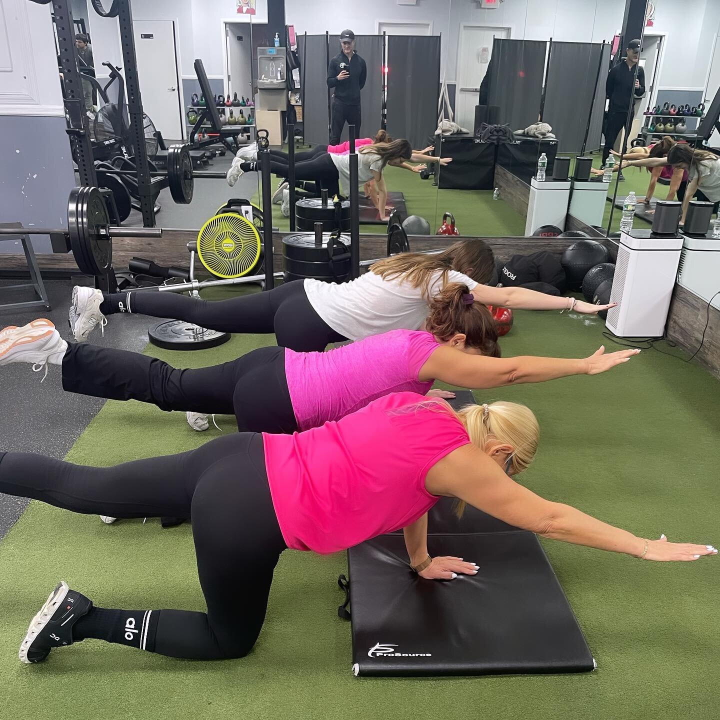 Friends that train together stay together 💁🏼&zwj;♀️💁🏻&zwj;♀️💁🏼&zwj;♀️

#personaltrainer #training #fitness #gym #weightloss #muscle #abs #diet #athletes #whitestone #flushing #bayside #queens #portwashington #manhasset #roslyn #longisland #nyc 
