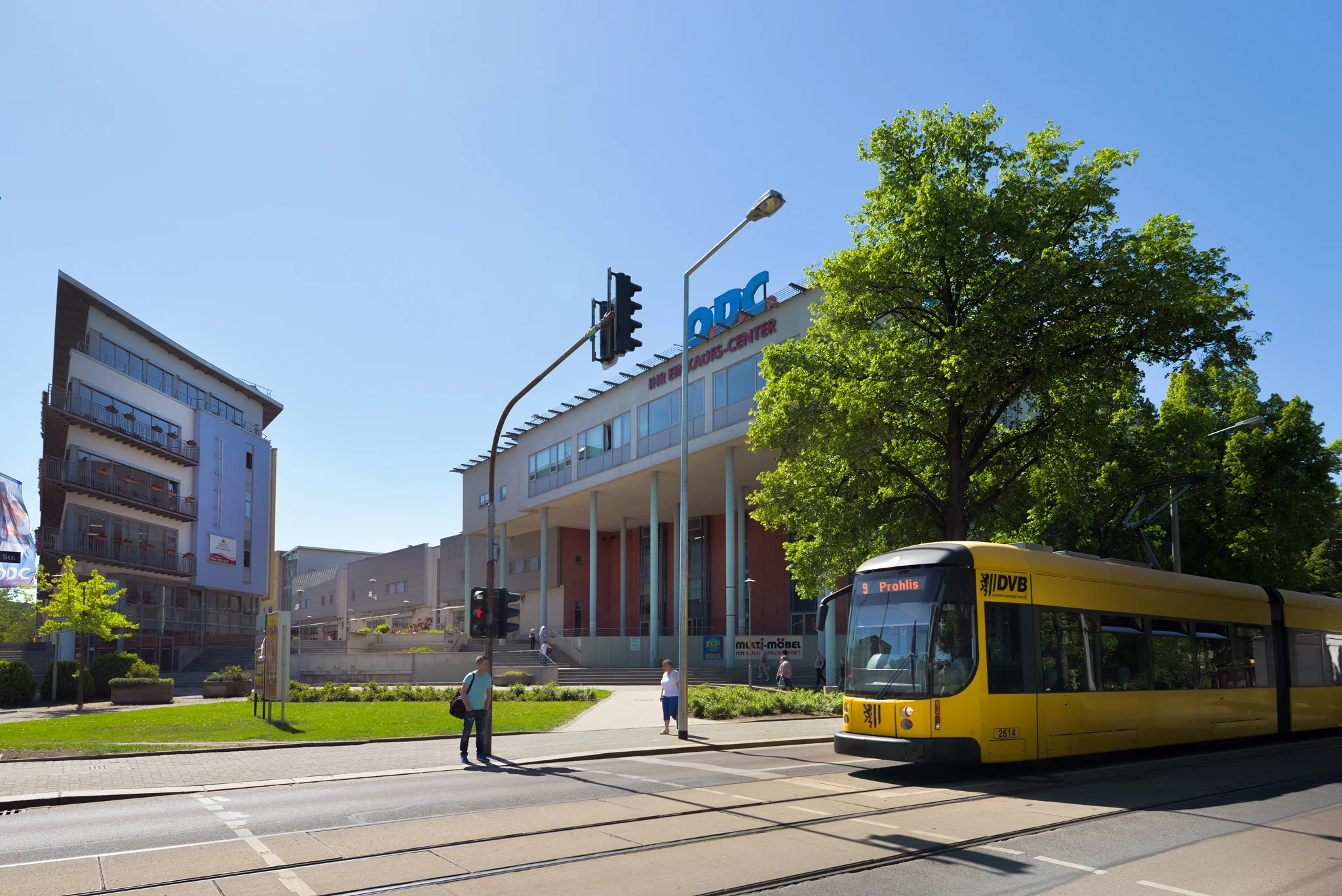 Real estate photos do not necessarily pursue aesthetic aspects, but are rather practical oriented and must not be retouched too much, to not deceive potential buyers. From an architectural point of view, it would have been more advantageous to take …