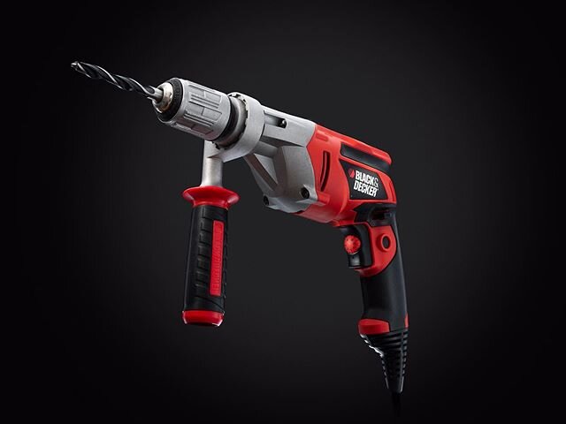 Dieses Foto ist nicht bearbeitet! Wenn ich nach links swiped sehr ihr was jeder einzelne Blitz gemacht hat. #nophotoshop #outofcam #produktfotografie #produktfotograf #werkzeug #bohrmaschine #schlagbohrer #blackanddecker #stilllifephotography #lowkey