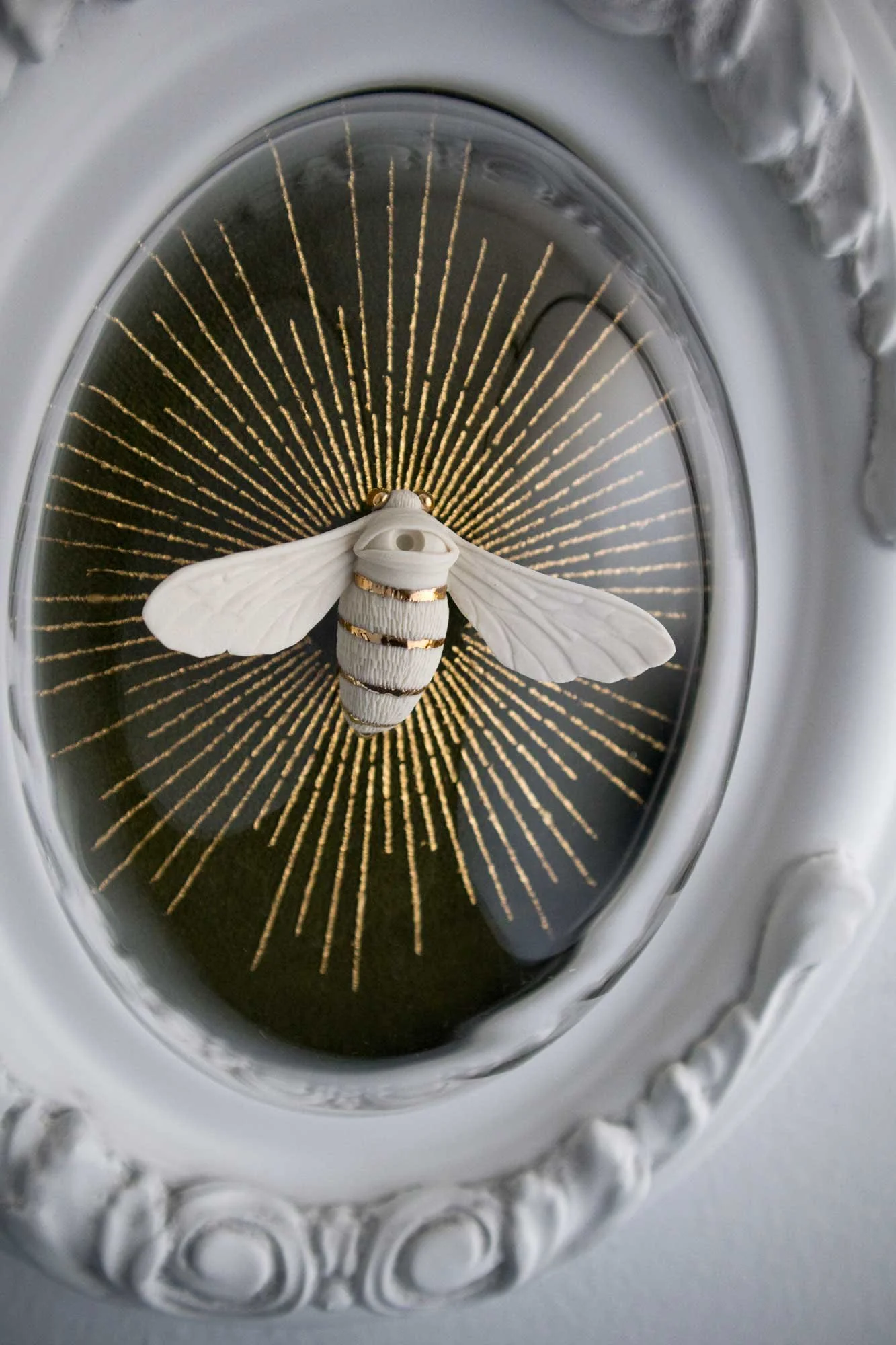 bee-wt-gr-mid1.jpg