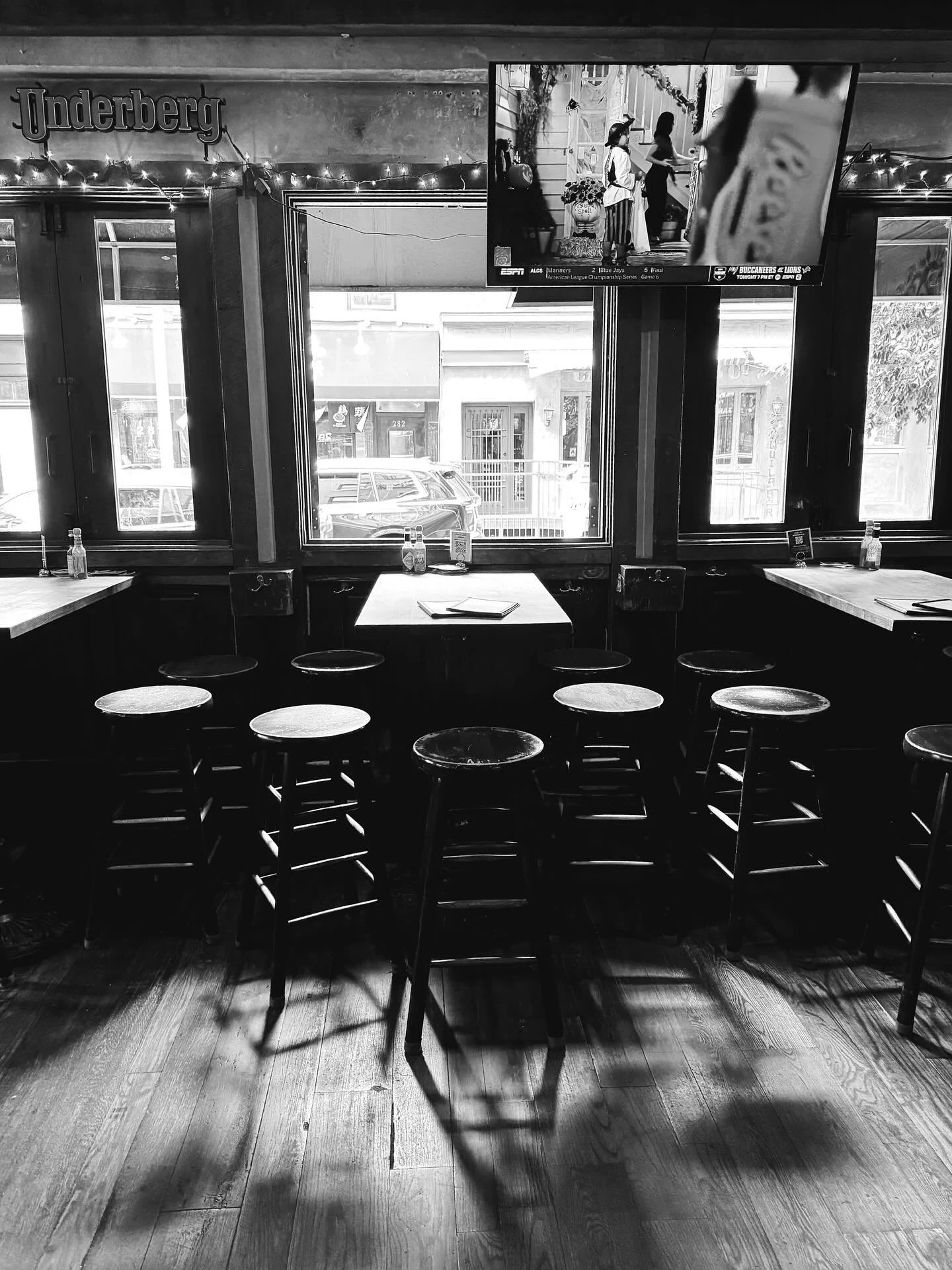 Nothing to see here. Just a cozy little bar waiting for you to come on in for a beer and some delicious food. 

JUST TAPPED
@killsboro  Puddle Jumper - WC IPA
@dancinggnome Art Deco - IPA
@fatorangecatbrewco Crispy Cat - Lager