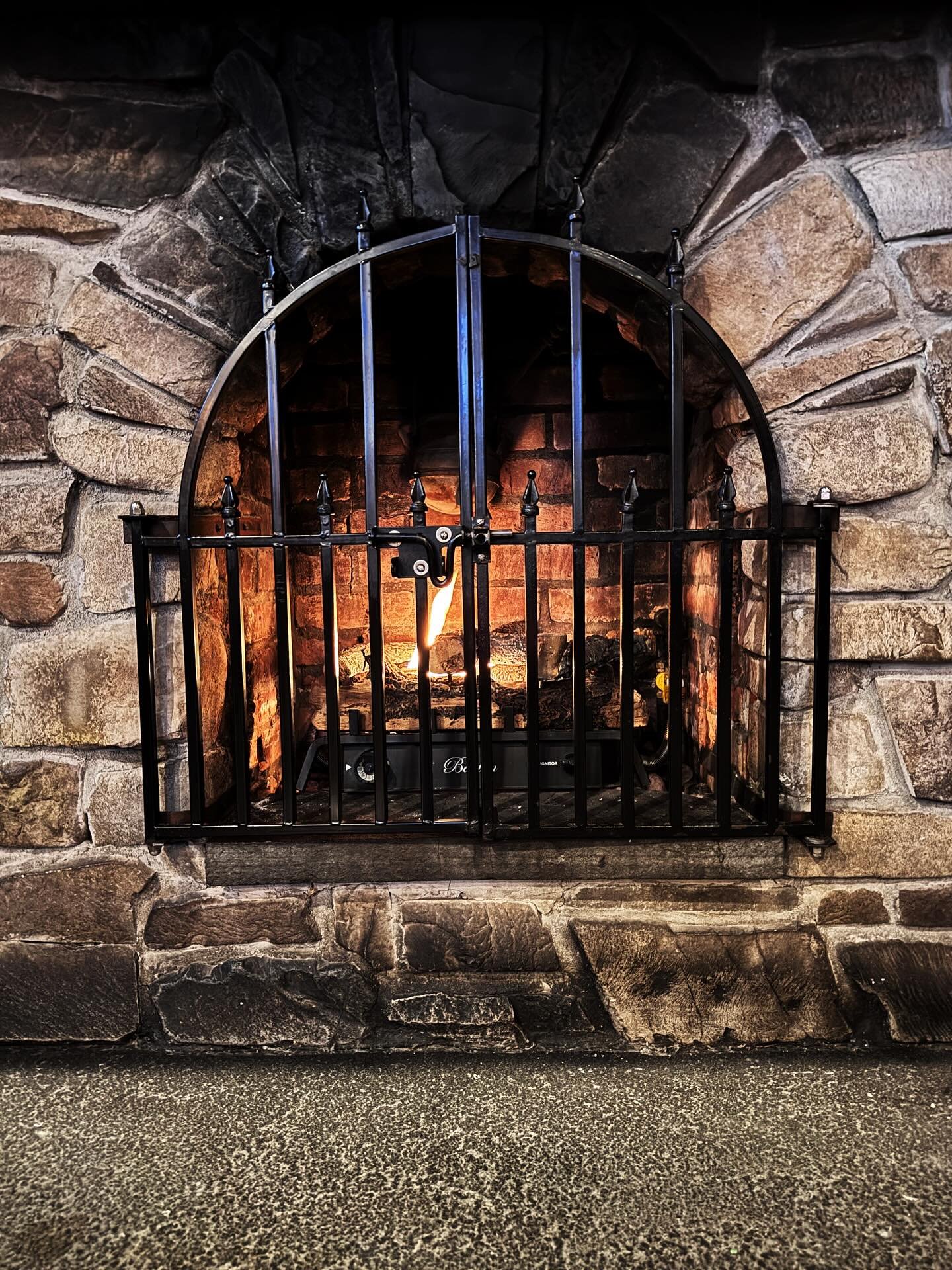 The coziest West Village bar is back babyyyyyyy!