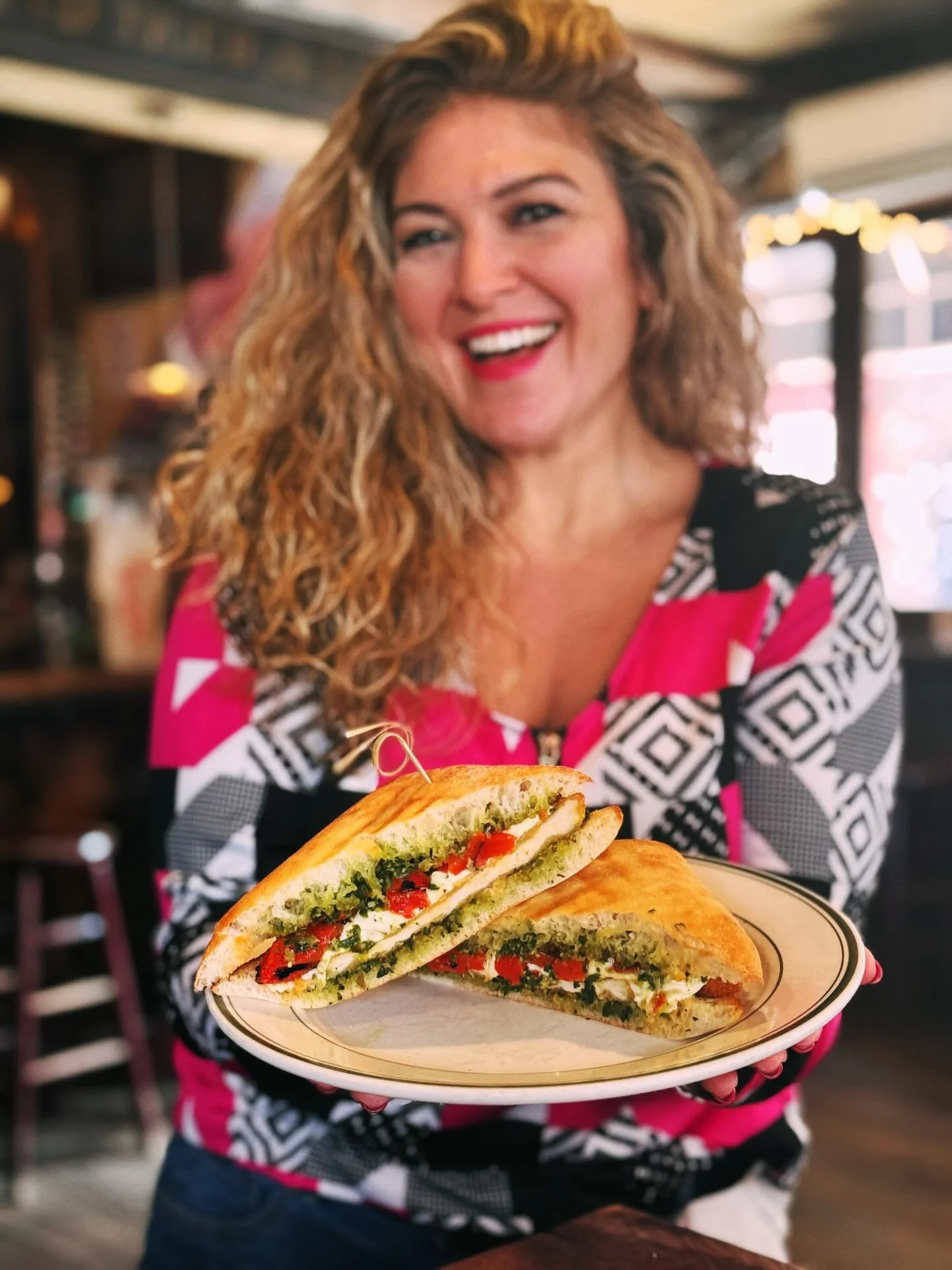 @teresadegaetano wants you to know that this week&rsquo;s specials are BANGERS. 

SANDWICH
Breaded chicken, fresh mozzarella, pesto &amp; roasted red peppers

PASTA
Roast beef, kale, onion, peppers &amp; cheddar cream sauce.
