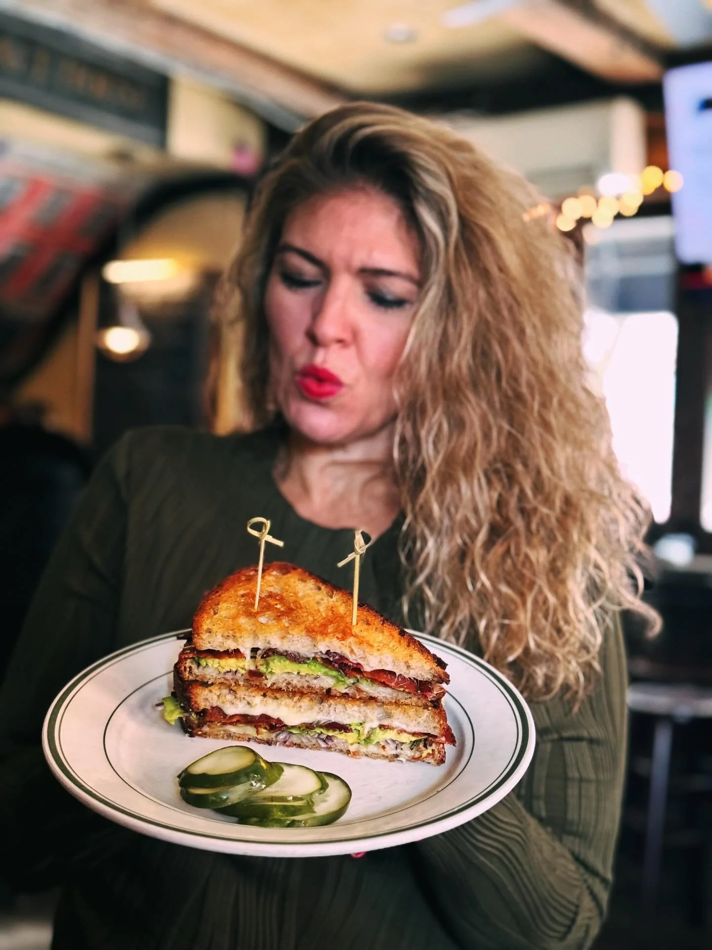 Hope you get someone who looks at you the way @teresadegaetano looks at this sandwich

SANDWICH
Bacon, cheddar, avocado &amp; red onion

PASTA
Grilled chicken, kale, cherry tomatoes, onion &amp; bechamel
