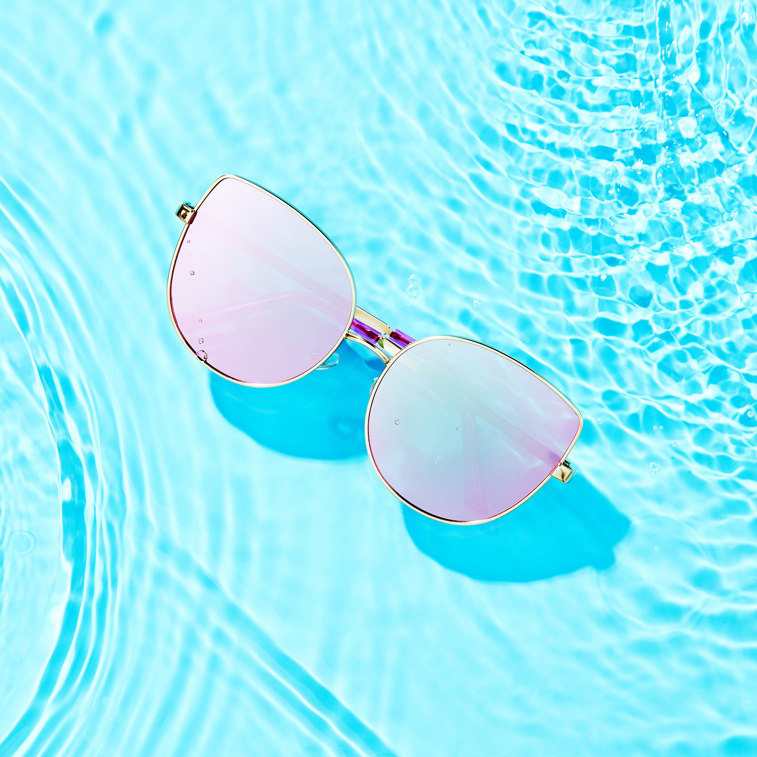 PS18_FosterGrantSunglasses_NP1_Shot03_036_PSFave.jpg