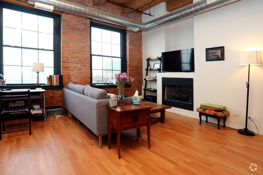 attachmentlivingroom2.jpg