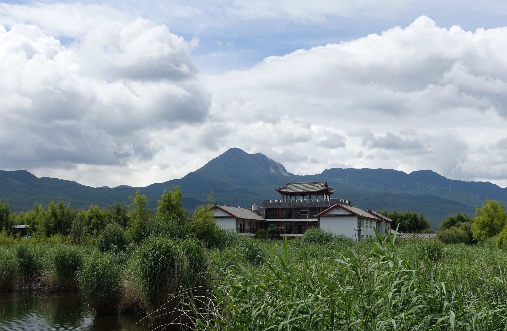The GEC is conveniently located next to the Lashihai Wetland Reserve Bureau.