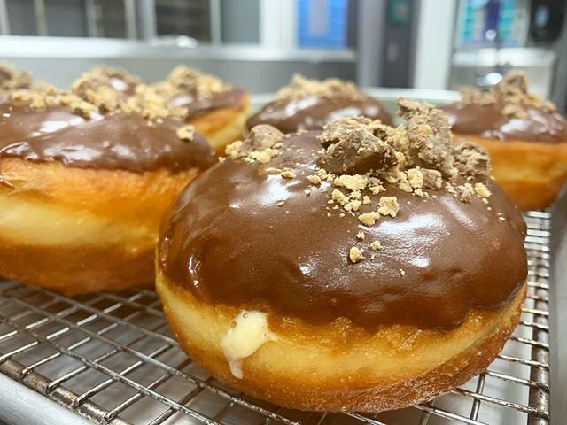 REESES DOUGHNUT LOOKING SCRUMPTIOUS.
&mdash;&mdash;&mdash;&mdash;&mdash;&mdash;&mdash;&mdash;&mdash;&mdash;&mdash;&mdash;- 📸@reeses Peanut Butter Custard Filled, Chocolate Glaze, and topped@with Crumbled Reese&rsquo;s &mdash;&mdash;&mdash;&mdash;&md