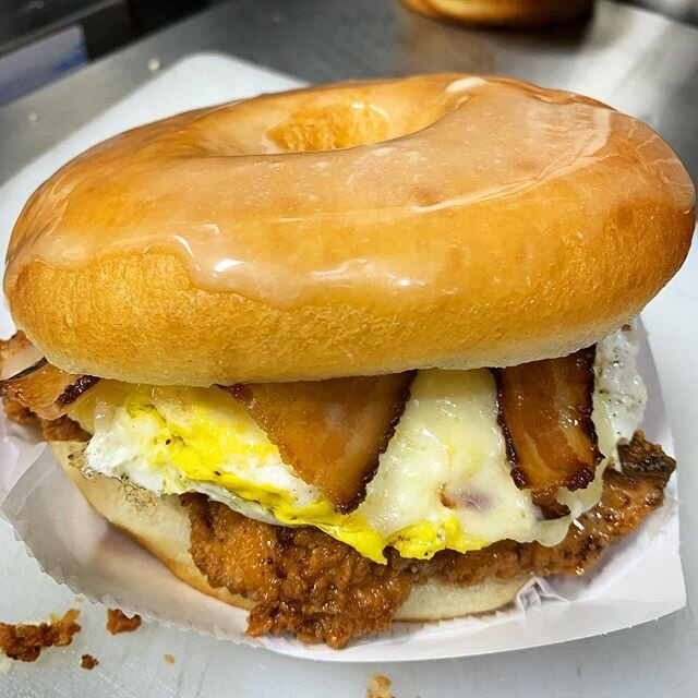 WHATS IN YOUR BOX?! I spy a KY Buttermilk Fried Chicken Sandwich with a Farm Fresh Egg, White Cheddar Cheese, and Applewood Smoked Bacon! 
#ladiesofthemorning #whatsinyourbox #hifivedoughnuts #doughnutsanddeadlifts #doughnutsandwich #bacon #brunchhar