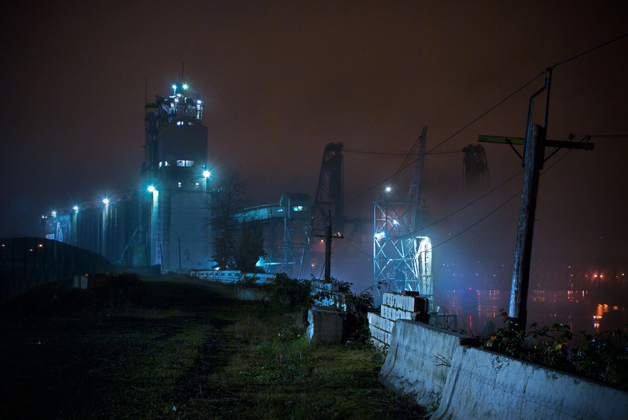 GrainSiloAndSteelBridge.jpg