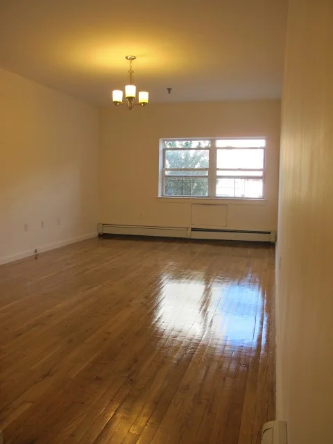 Gorgeous Crescent St Pet-Friendly 2BR w/ Dishwasher / Laundry!    $3100