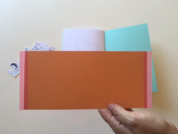 Para fazer uma bolsa para guardar as peças, recorte um retângulo com a mesa altura da capa