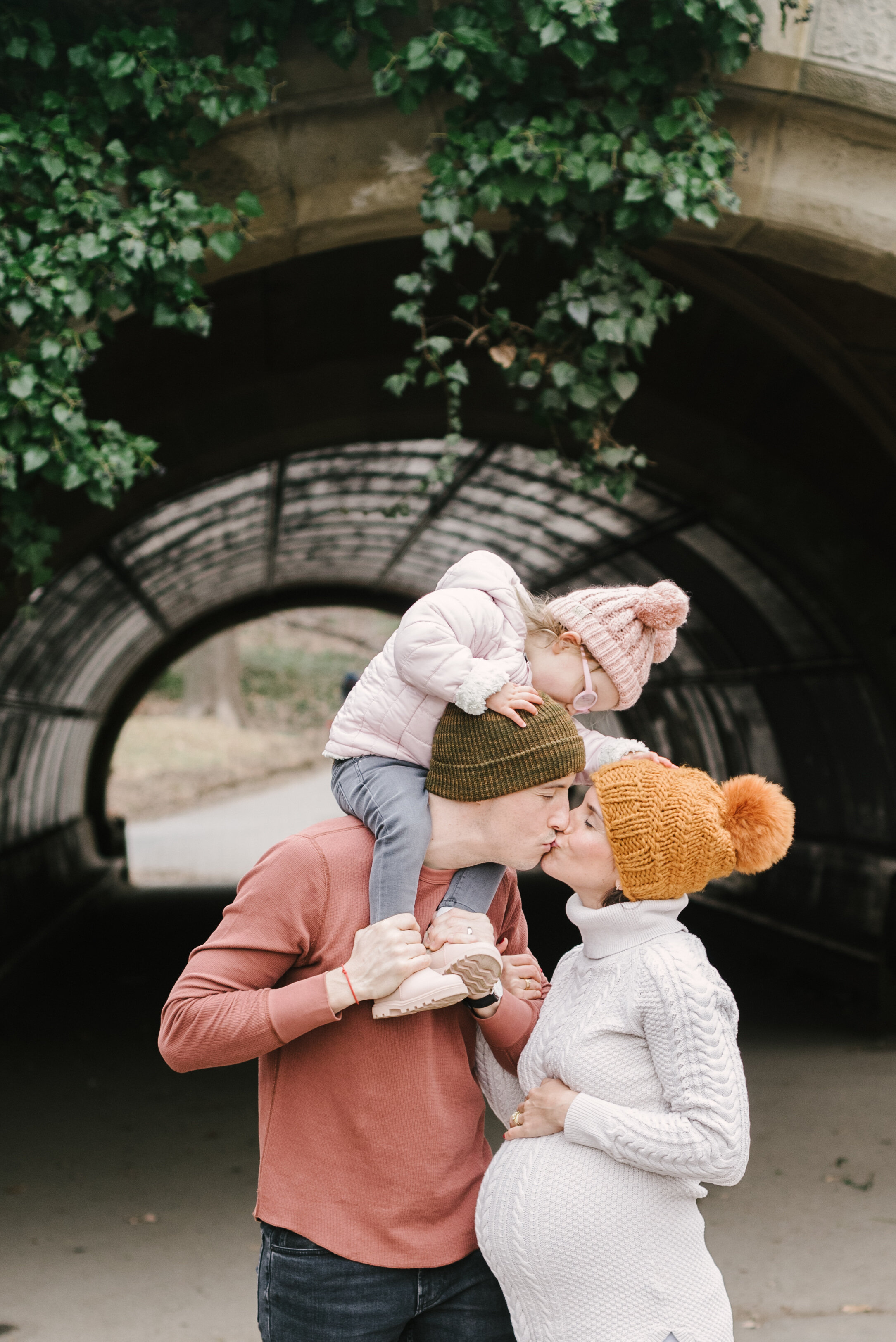  Styling tips for family portraits. Mauve and ivory outfits for family photos. 