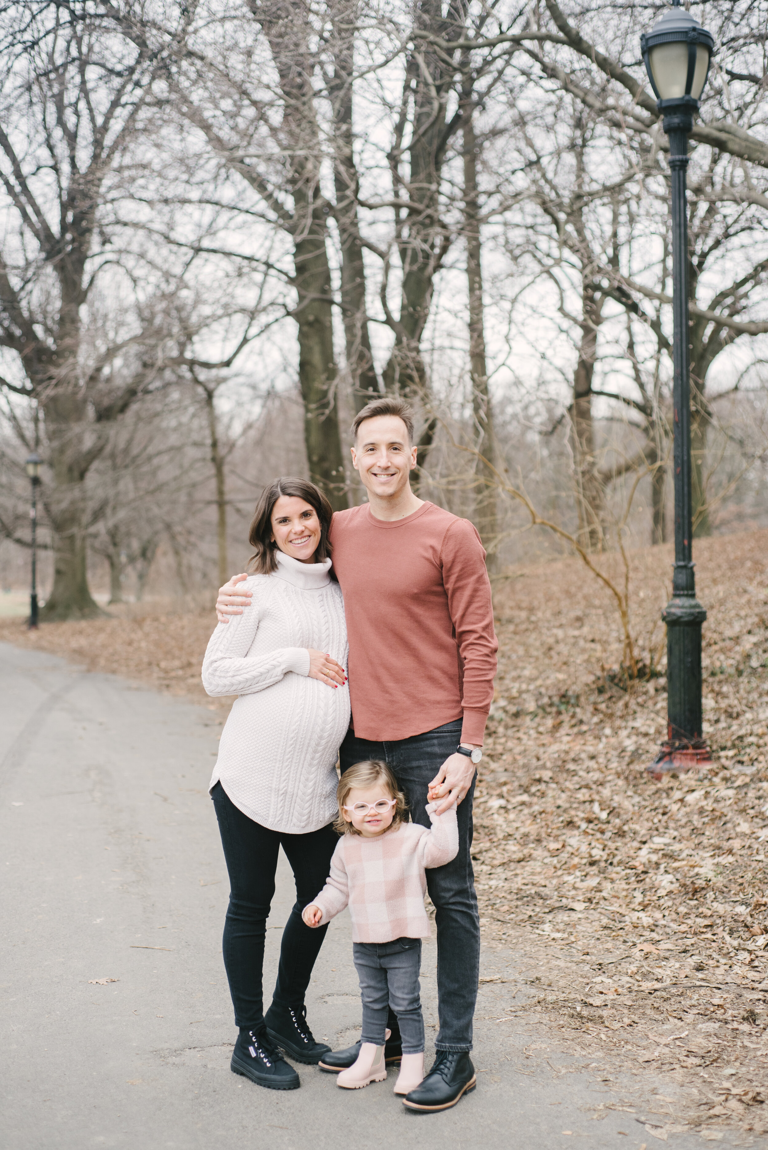  Styling tips for family portraits. Mauve and ivory outfits for family photos. 