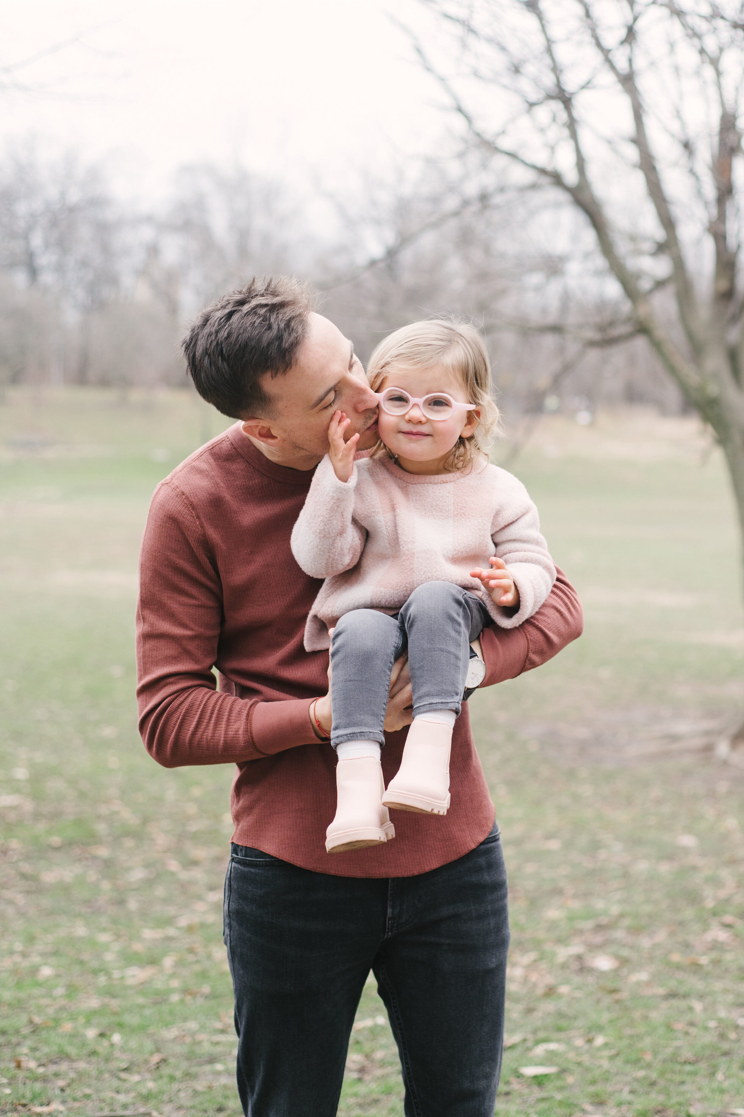  Styling tips for family portraits. Mauve and ivory outfits for family photos. 