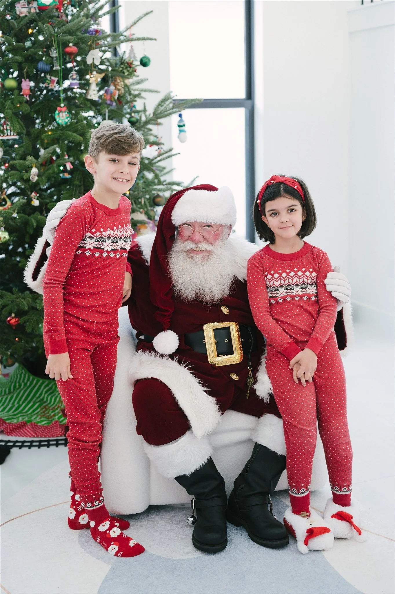 Holiday Portraits in Boca Raton: Coordinating Home Décor, Outfits, & Timeline