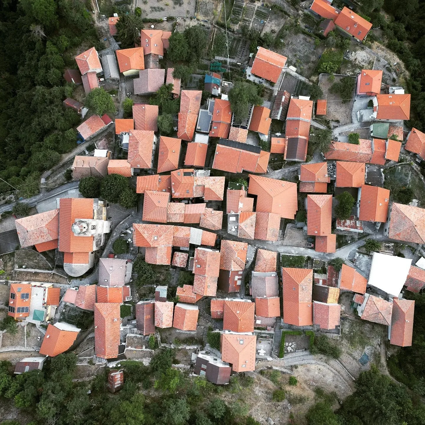 Vacation in Italy, lots of kilometers with the car, but everything you get to see makes it worth it.
@project_campervanse #dji #drone #fotograf #italy #italytravel #photography #dronephotography