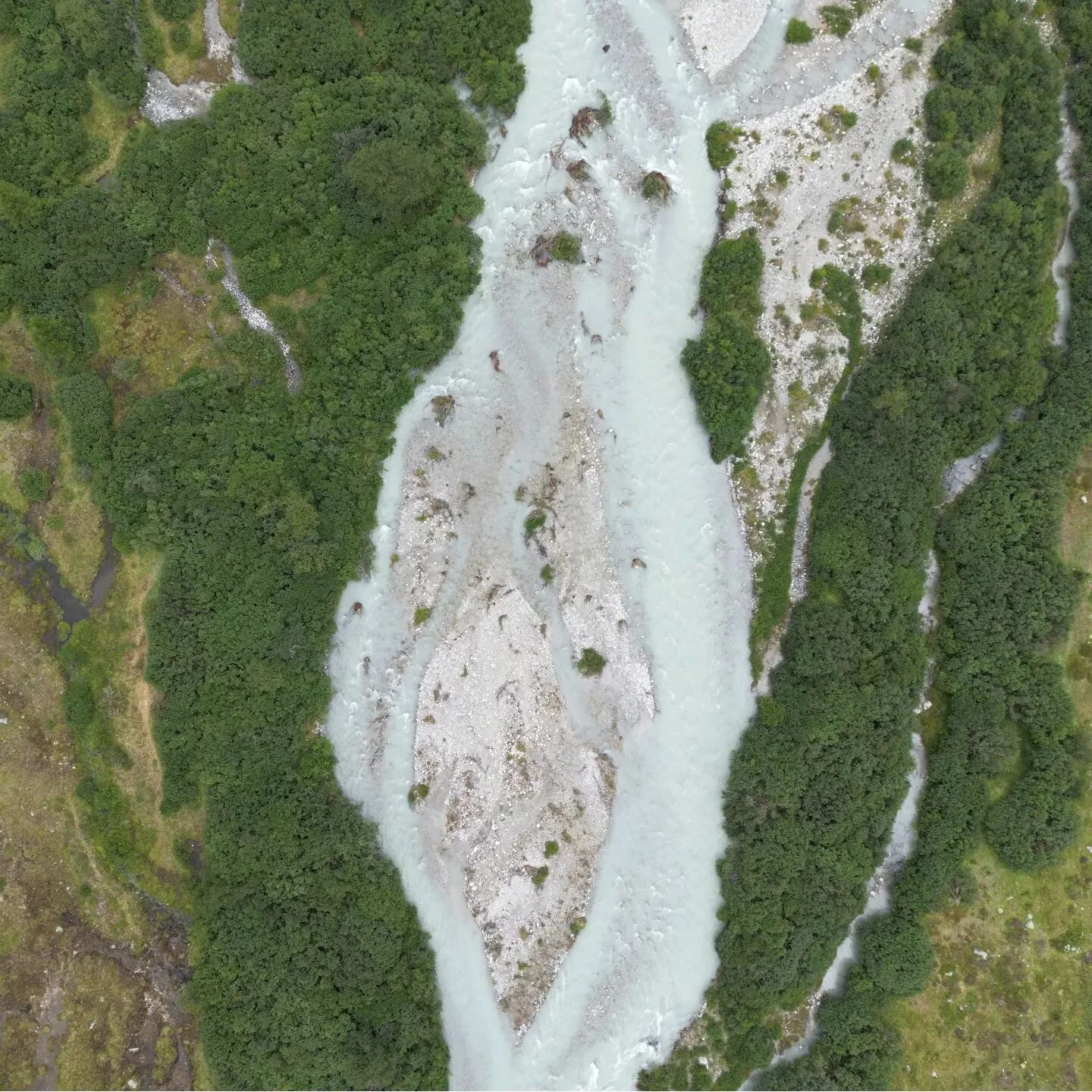 More pictures of Switzerland, follow for more updates

@project_campervanse #switzerland #alps #drone #dronephotography #fotograf #photography #river
