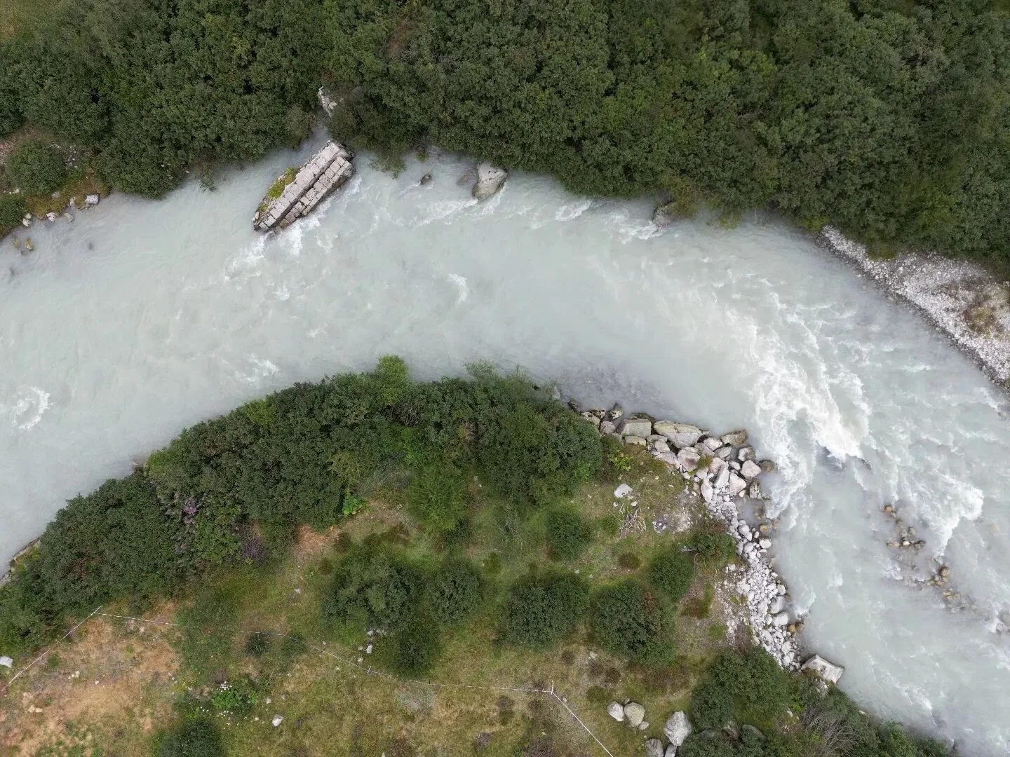 More from our visit to #switzerland, follow for more updates 👍👍

@project_campervanse #switzerland #alps #drone #dronephotography #fotograf #river #campervan #vanlife
