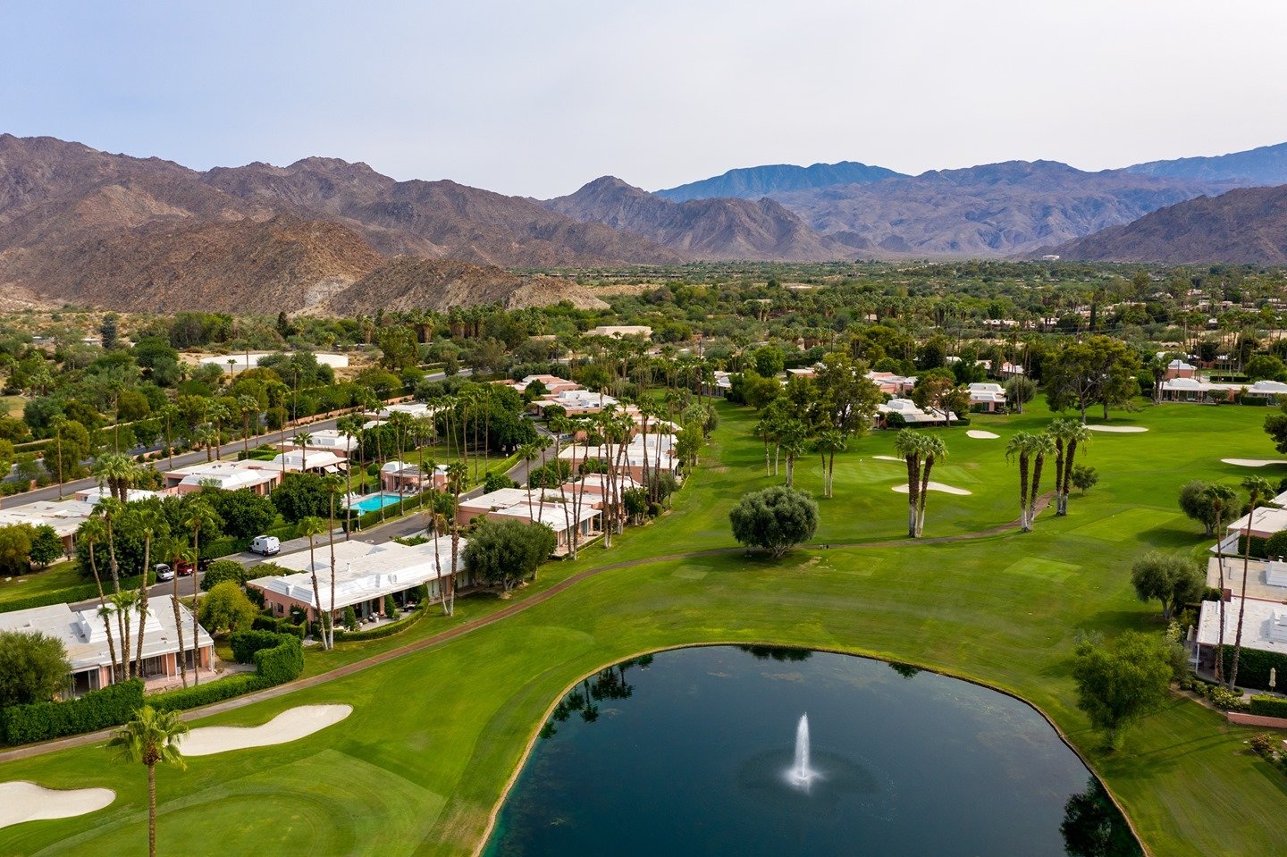 These luxury desert style homes sit on the side of the golf course and beside these desert hills. So many great aerial views! 🌵🦎🌄