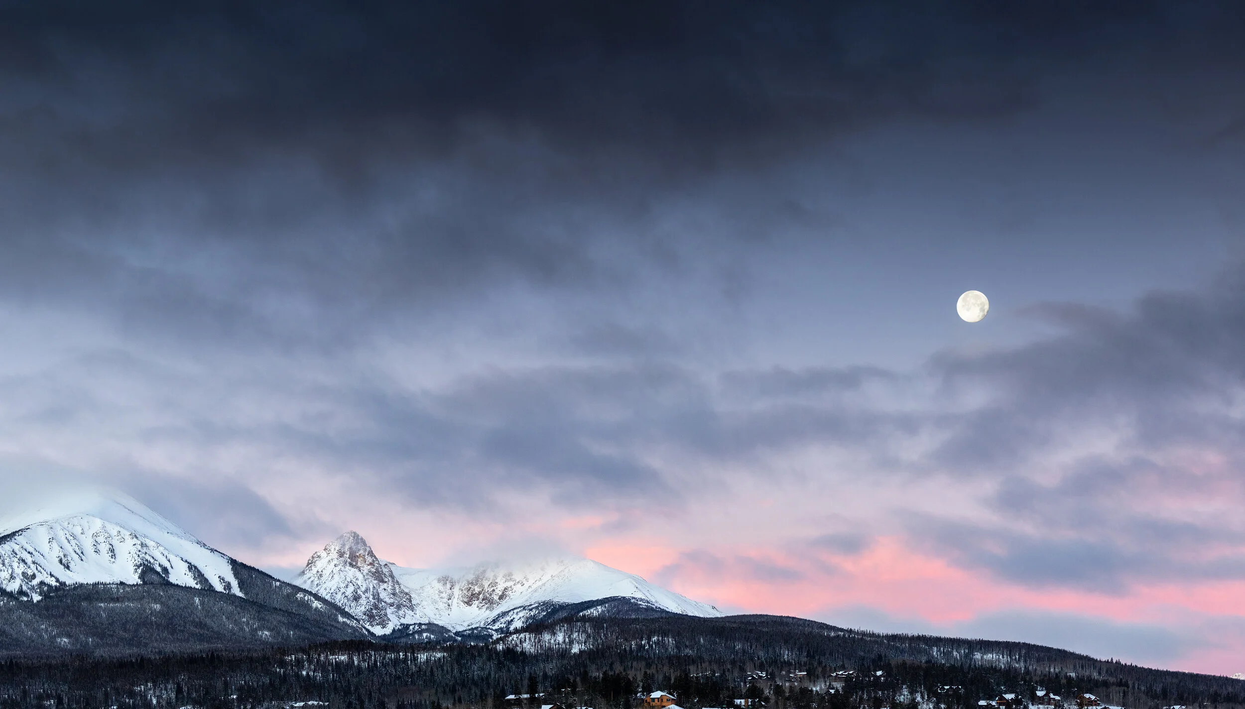 Canon 7D MarkII, Canon 70-200mm F2.8 USM, Vertical Panorama (8 frame composite), Silverthorne CO, 2020