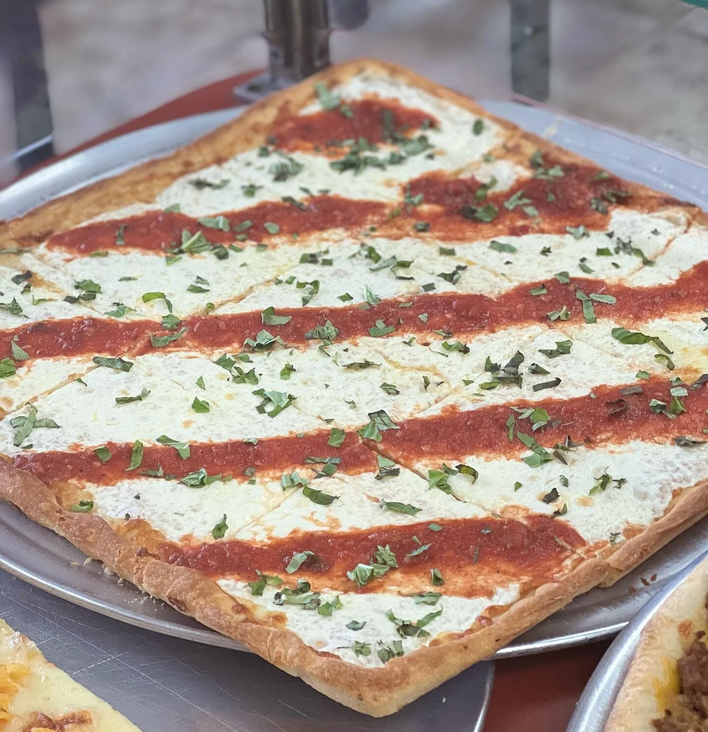 GRANDMA 🤤🤤🤤 #Kings #KingsPizza #KingsPizzeria #NJPizza #NJFoodie #Pizza #Pizzeria #BestPizzeria #BestPizza #SquarePie #RU #Rutgers #RUPizza #GrandmaPizza #NonnaPizza #PizzaLover