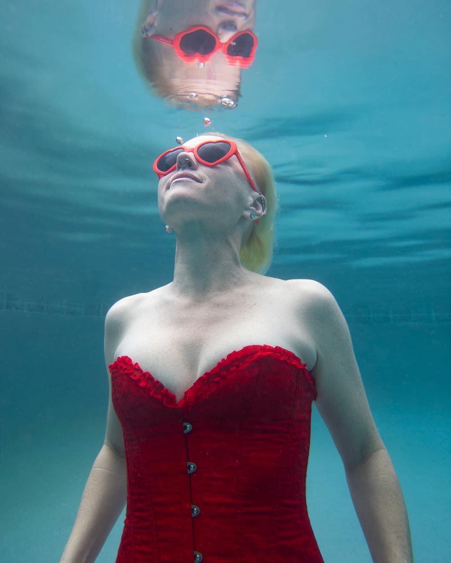 Look closely. 🧐

With @grooveeheart 
#underwater #underwaterphotography #underwaterportrait #reflection #surrealism #sunglasses #redcorset