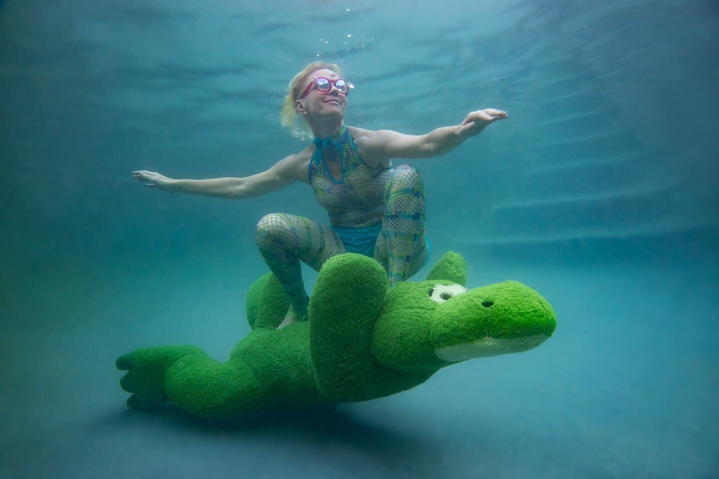 Lizard surfing with the incomparable DJ Groovee @grooveeheart who&rsquo;s always down to clown.

I&rsquo;m thinking we got a whole new concept for ESPN 8 here&hellip;
#lizard #stuffedanimal #lizardsurfing (somehow that&rsquo;s an actual, previously u