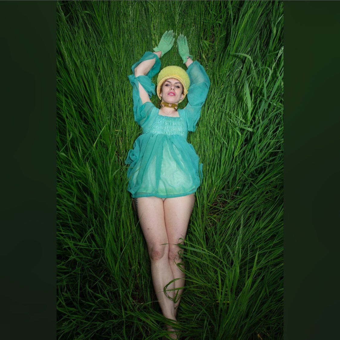 Visions in green. 
@ssnarll in the tall grass
Hat by @missmasterscloset 

#surrealportrait #sexyportrait #greens #grass #tallgrass #creativephotography #creativeportrait #portrait #artportrait #collaboration #theportraitpr0ject #photoset #immersiveex