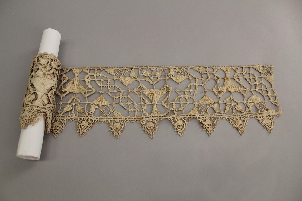  Fig. 1 Border, Italian needle lace cut work, 1550-1600. London, Victoria and Albert Museum, T.318-1912 © Victoria and Albert Museum, London. 
