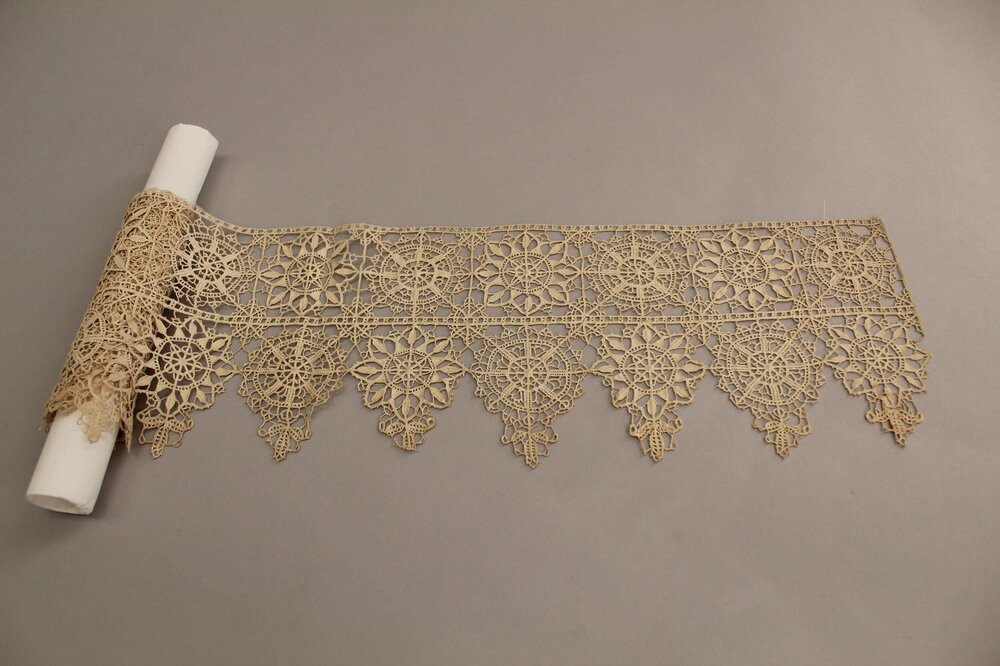  Fig. 2 Reticella Border, linen with cut and drawn work decoration, Italy, 1580-1600. London, Victoria and Albert Museum, 487-1903 © Victoria and Albert Museum, London. 