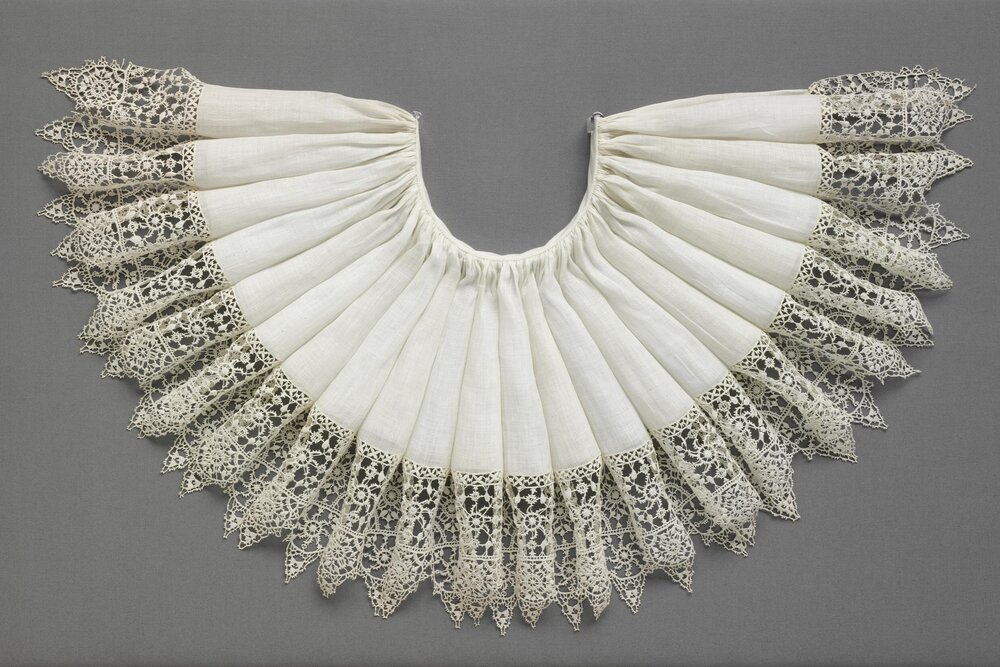  Fig. 3 Ruff edging of linen needle lace (reticella and punto in aria), Italy, 1600-1620. Given from the collection of Mary, Viscountess Harcourt. London, Victoria and Albert Museum, T.14-1965 © Victoria and Albert Museum. 