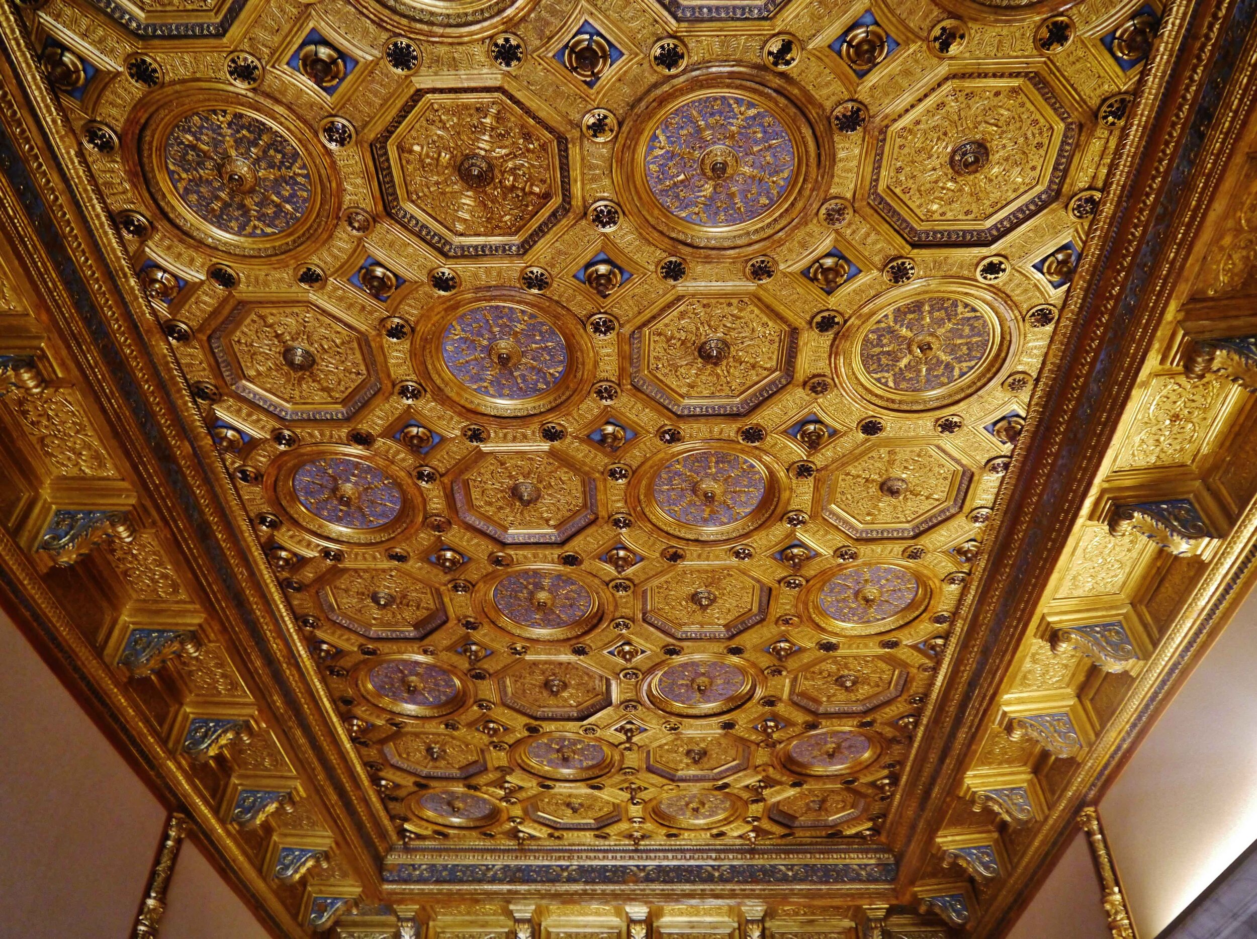 Fig. 9 Ceiling of Isabella’s studiolo in the Ducal Palace, Mantua. Image: Wikimedia commons/Zairon (CC-BY-SA 4.0) .