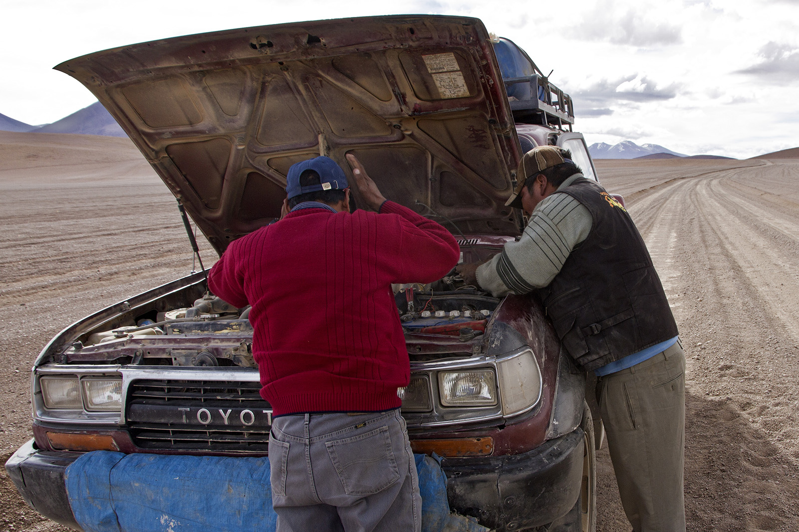 Uyuni Land Cruiser break down.jpg