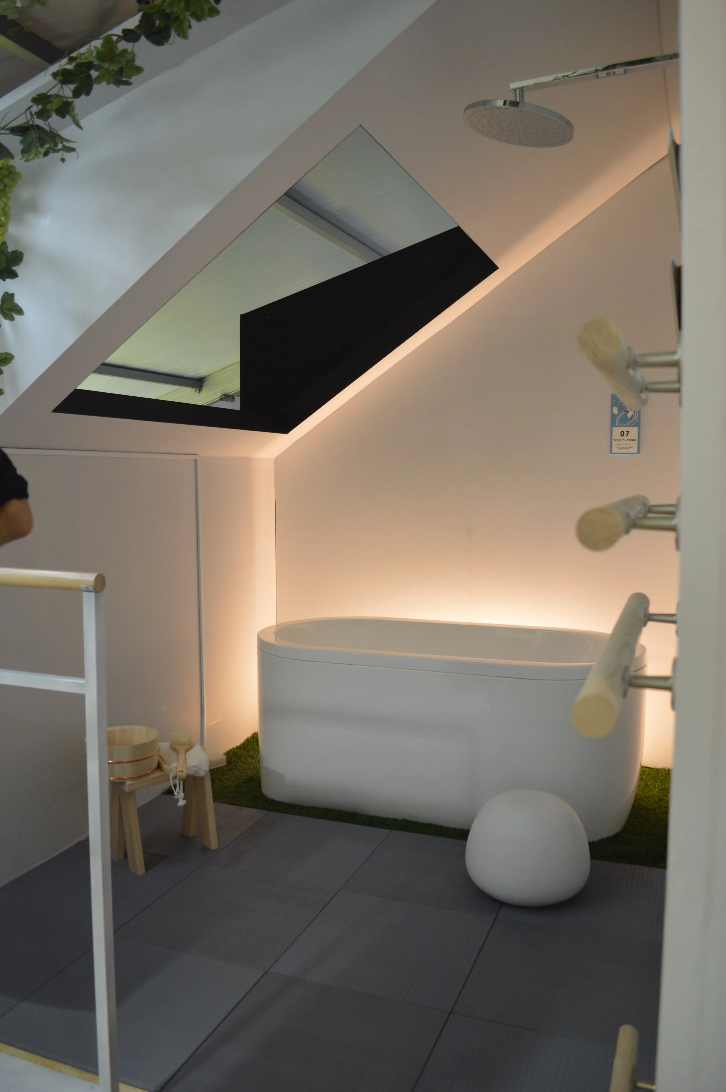 Tenku-no-yawaraka Bath: Relax in a bubble bath while watching the stars shine above and the clouds shift and move.