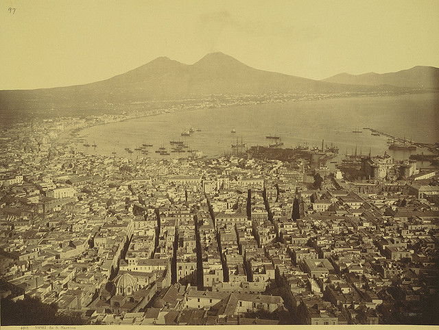 Paisaje de la ciudad de Nápoles con el volcán Vesubio al fondo de la bahía. Fotografía de libre uso tomada de Flickr The Commons.