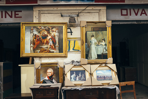 Mercado callejero de muebles en la ciudad de Palermo, Sicilia, Italia. Del fotolibro Gioia de Caravanbook.