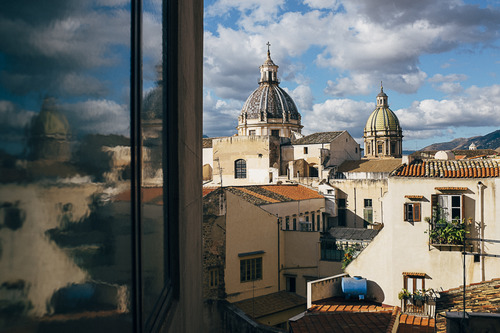 Vistas desde el rellano de la escalera de Serafino B&B en Palermo, Sicilia, Italia. Del fotolibro de viaje Gioia de Caravanbook. 