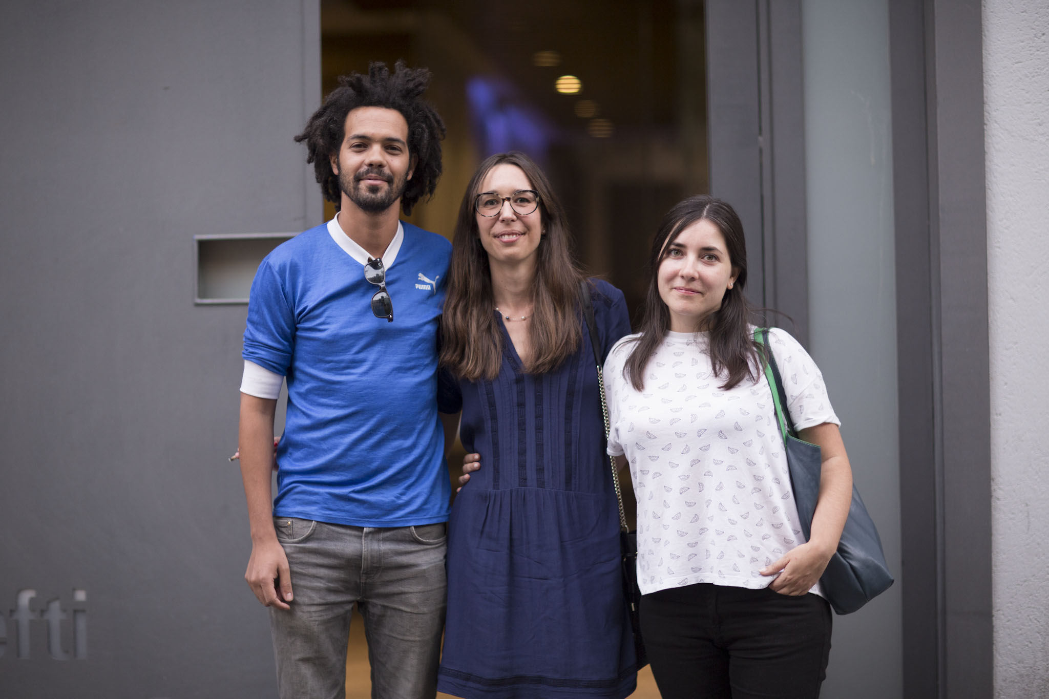 Rubén H. Bermúdez, Ana Zaragoza y Bea S. González de la editorial Caravanbook antes de comenzar su sesión en los Viernes de EFTI.