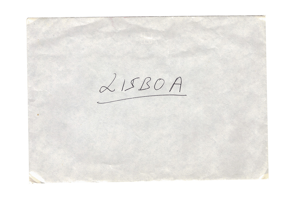 Un sobre contenedor de unas pocas fotografías kodak con el nombre de la ciudad de Lisboa escrita en el anverso.