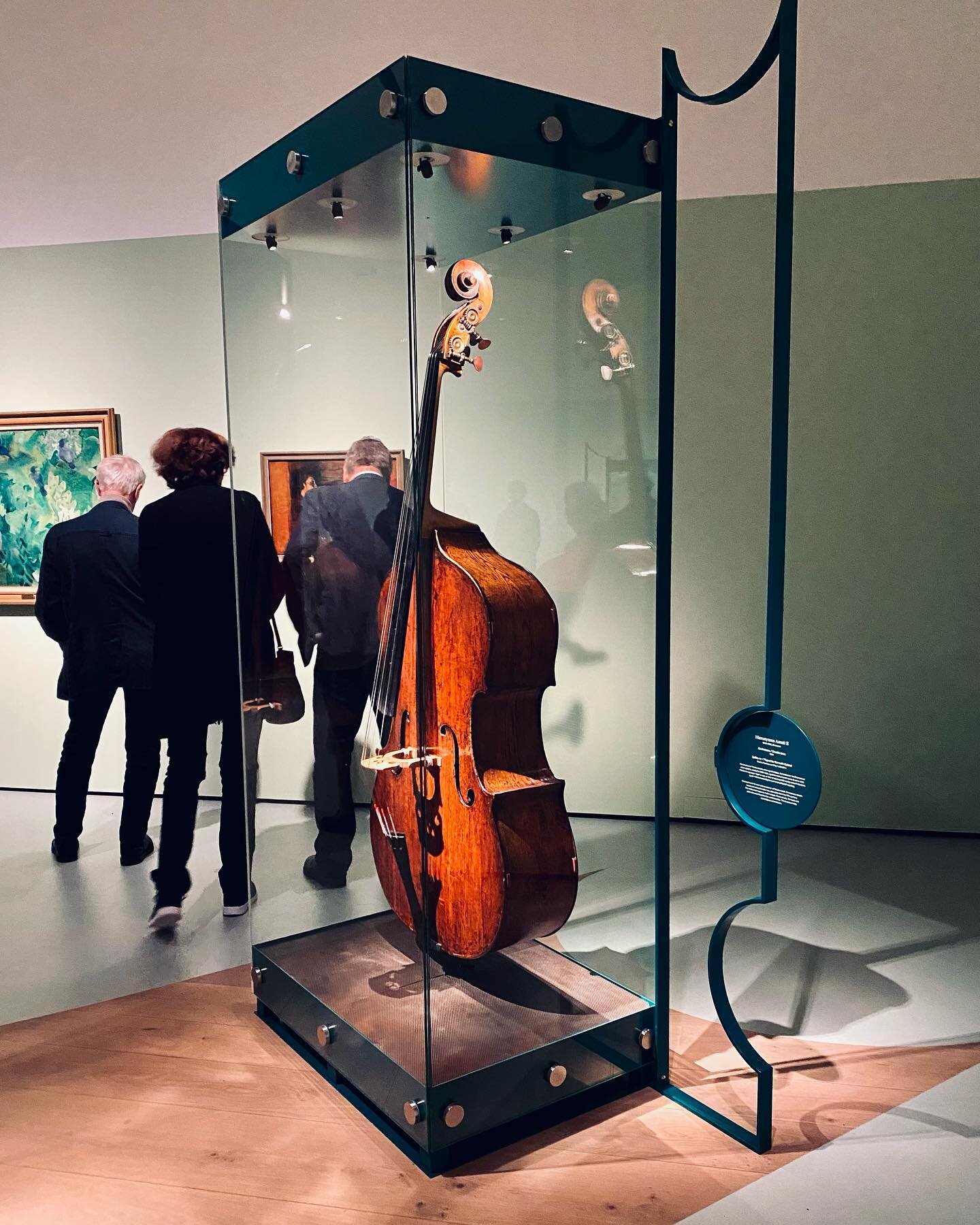 Denne helgen er siste sjanse, om du skal rekke &aring; se &laquo;Mesterm&oslash;ter&raquo; p&aring; @nasjonalmuseet. Utstillingen hedrer arbeidene til verdenskjente instrumentmakere, og er akkompagnert av levende musikk og kjente malerier.

Med regi 