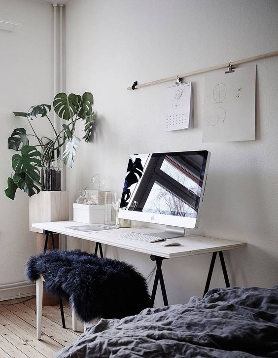 We've always been fans if dull muted colors especially when they are paired with corner plants, the simple table manages to add to the warmth of this study cum bedroom.