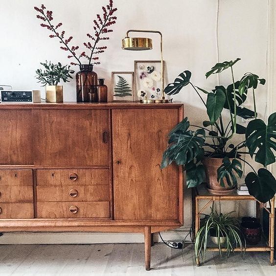 A blend of rustic wood, simple whites and a sutle touch of metal, all elements that go very well with the dash of green to brighten up the corner. We love how warm and cozy this feels.