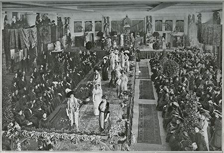 Source: dujour.com Historically, designers would choose runway models that the attendees would not recognize. This decision-making process was a way in which the shows were kept “secret.”