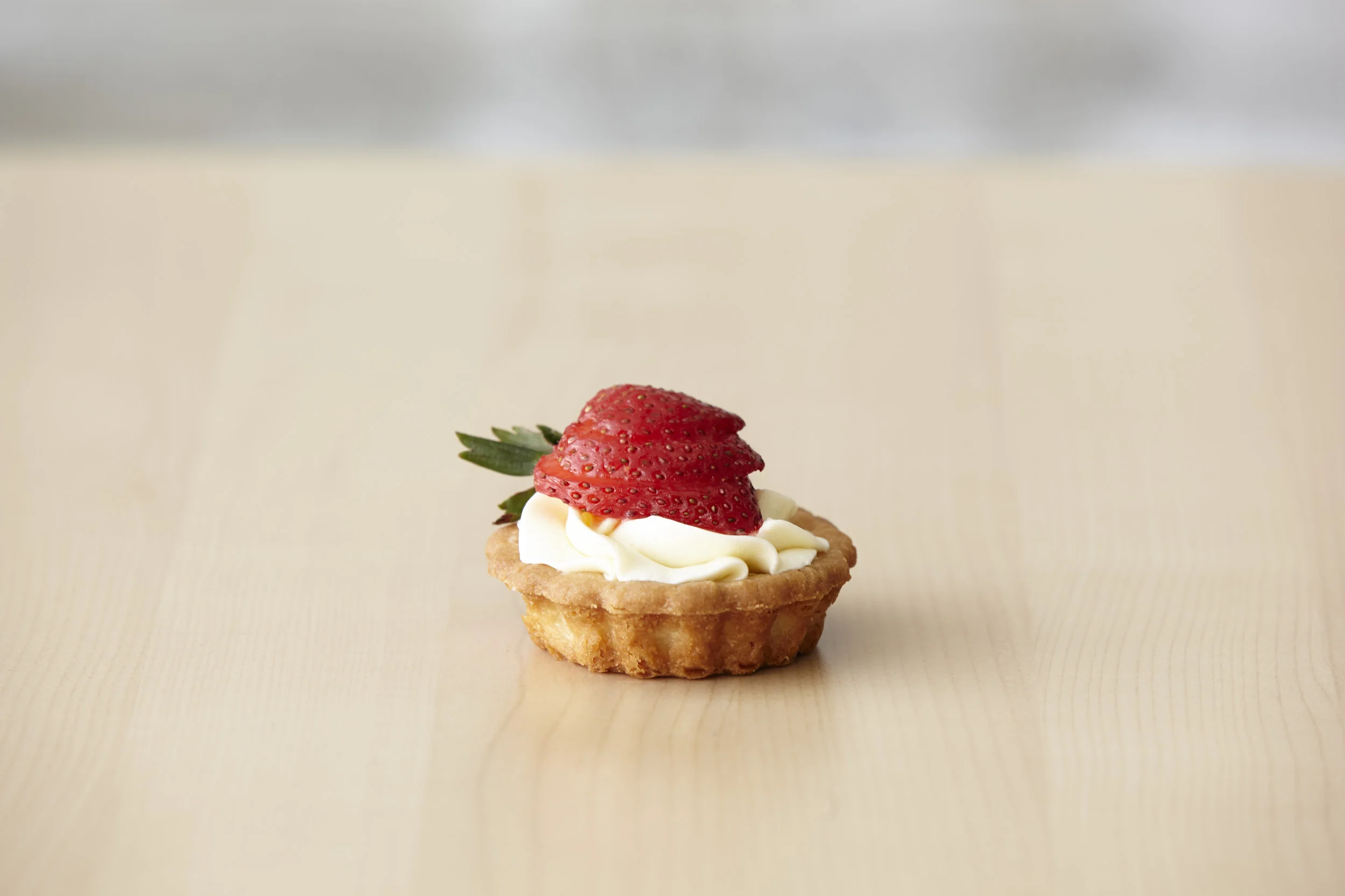 Wimbledon Tart Vanilla shortbread filled with vanilla buttercream & a fresh strawberry coulis topped W/ a fresh strawberry
