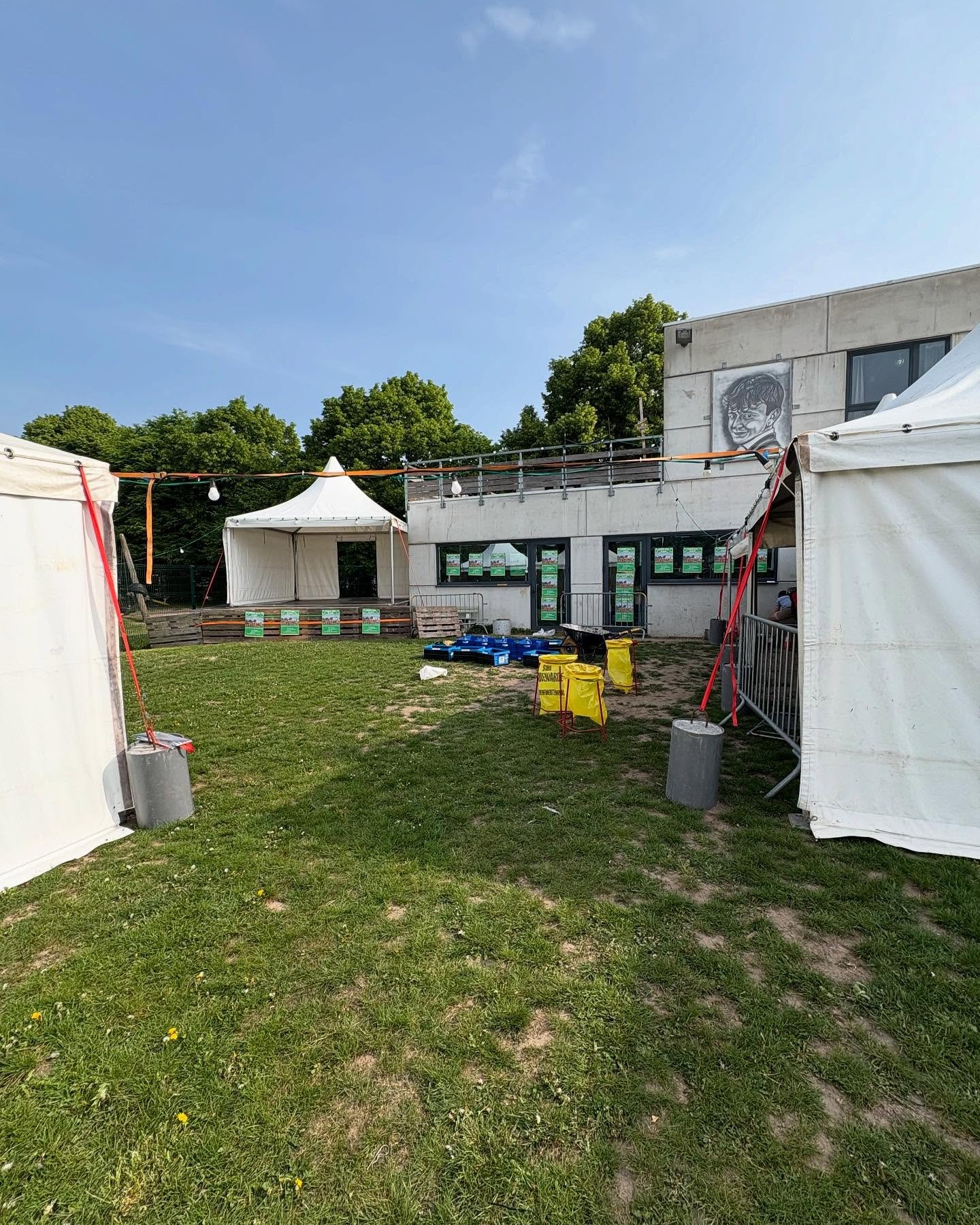 De laatste voorbereidingen voor vanavond!

Aan iedereen die meedoet met het massaspel, vanaf 13u30 zijn jullie welkom om al eentje te drinken en jullie team te weten te komen. Zo kunnen we om 14u vlot starten!

Wij kijken er naar uit!!!