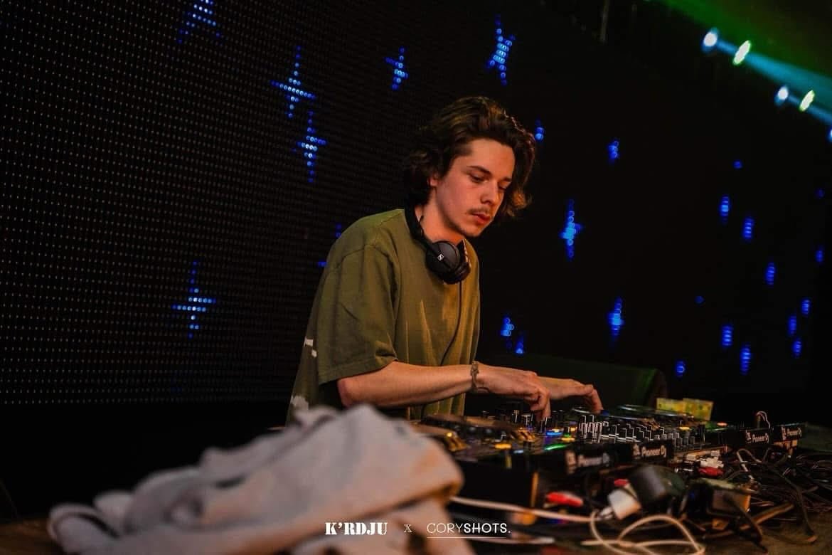 Onze vierde en laatste DJ die we met trots aankondigen voor 25 jaar chiro eine is niemand minder dan Anticlimax.

Met zijn strakke overgangen en uitstekende muziekkeuze zorgt hij gegarandeerd voor een knallende afsluiter van de avond. 
Emiel is zelf 