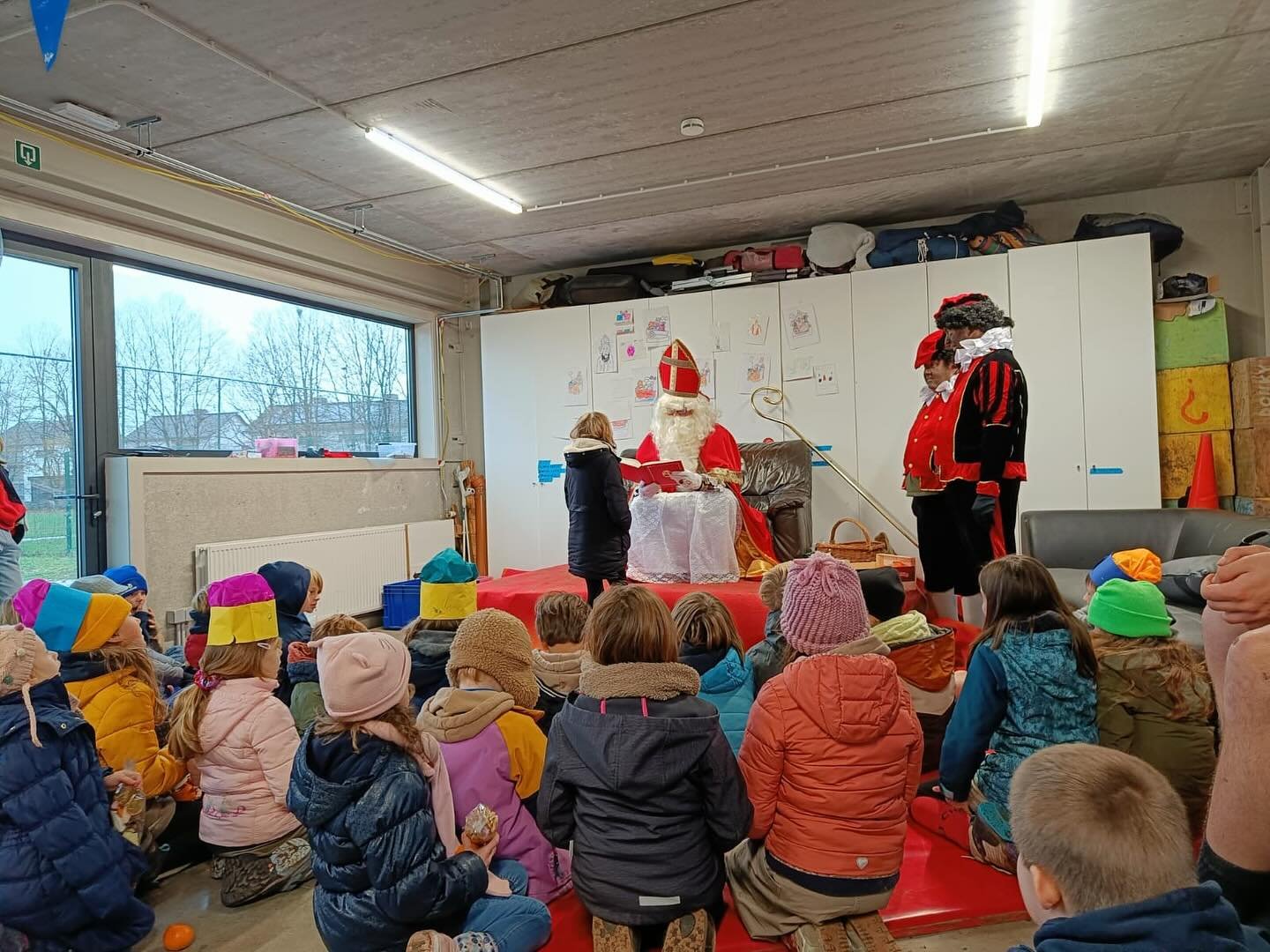 Dit weekend is het sinterklaas activiteit 

‼️‼️voor tito&rsquo;s en keti&rsquo;s is het op vrijdagavond van 19u-21u activiteit, we verzamelen aan de kerk van Heurne!

Voor speelclubs en rakwi&rsquo;s is het op zondag van 14u-17u activiteit in het lo