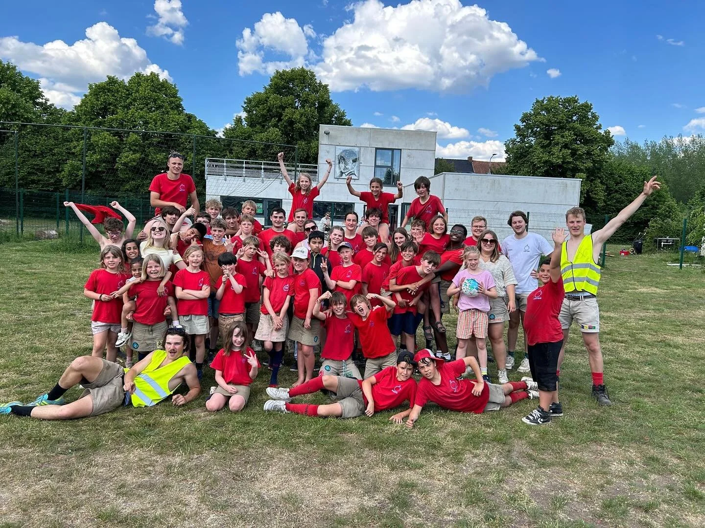 Morgen is het de bagagedrop vanaf 18u30-20u00!! Vergeet zeker niet de ingevulde versie van de medische fiche van het lid!!
Je kan je bagage afgeven aan de leiding op het lokaal. En dan kan het kamp bijna beginnen! Check zeker nog eens het kampboekje 