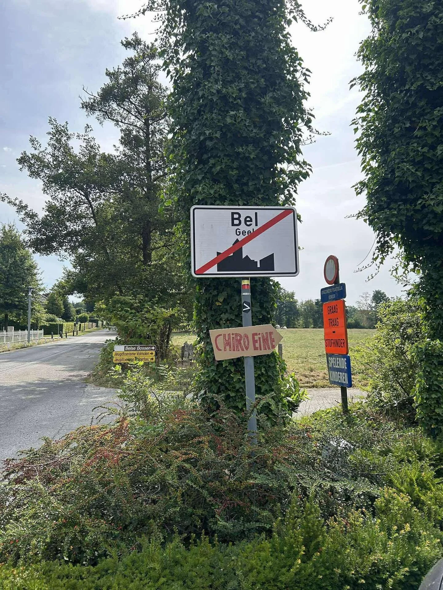 Straks bij het ophalen van de leden voer je best &ldquo;kampverblijf malpertus&rdquo; in in je navigatietool en ter hoogte van volmolenbaan 238 sla je rechtsaf in tot je het volgende bordje van chiro eine ziet zoals op de foto.  Ook is er nog een ext